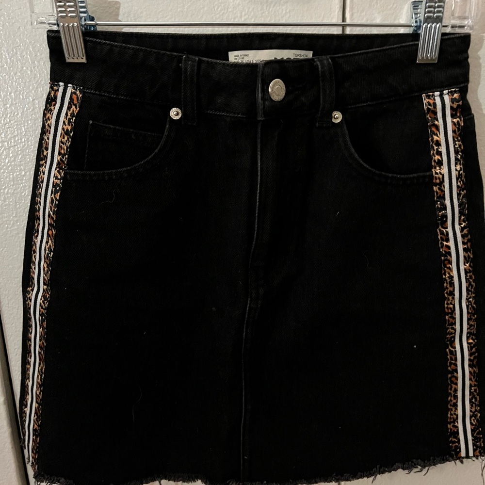 Cool jeans skirt with cheetah side print